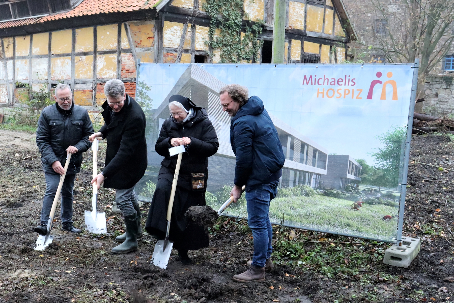 Foto des ersten Spatenstichs.