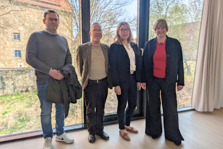 Dr. Thela Wernstedt (rechts), Präsidentin der Klosterkammer Hannover, bei ihrem Besuch im Michaelis Hospiz mit Thomas Naumann, dem Vorsitzenden der Gesellschafterversammlung der Michaelis Hospiz gGmbH, sowie Geschäftsführer Dr. John G. Coughlan und Hospizleitung Andrea Zimmermann (v.l.n.r.)